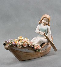 F-45200 Девочка в лодке с цветами фарфор 14,5см