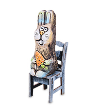 KK-693 Фигурка «Заяц с морковкой на стуле» шамот