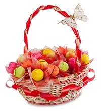 Корзинка из конфет «Краски лета»