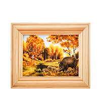 AMB-55/37 Картина «'Семья кабанов в лесу» (с янтарной крошкой) дер.рамка 7х9