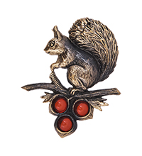 AM-4235 Брошь «Белочка на ветке с орешками» (латунь, янтарь)