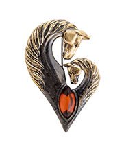 AM-4261 Брошь «Кони Сердце» (латунь, янтарь)