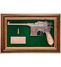 ПК-221 Панно с пистолетом «Маузер» в подарочной упаковке 25х37