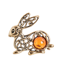 AM-2330 Брошь «Зайчик» (латунь, янтарь)
