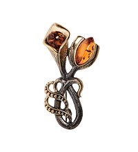 AM-2843 Брошь «Калла композиция» (латунь, янтарь)