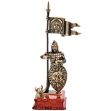 AM-3263 Фигурка «Рыцарь Славянский воин с флагом» (латунь, янтарь)